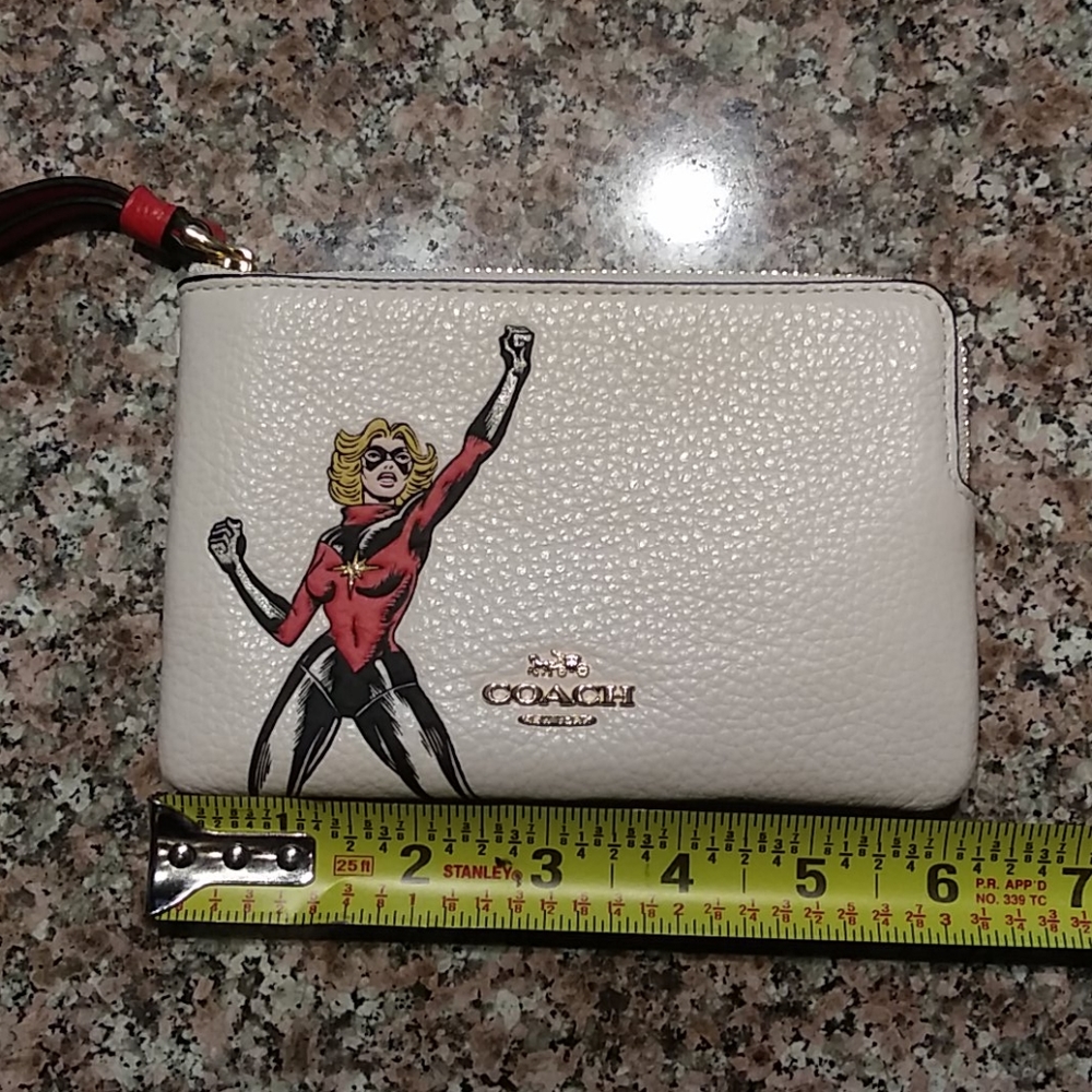 COACH: MARVEL SUPERHERO COLLECTION (CAPT. MARVEL) - Picture 3 of 5
